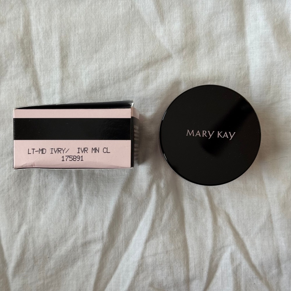 Mary Kay Silky Setting Powder Light-Medium Ivory 0.28 oz Makeup NIB